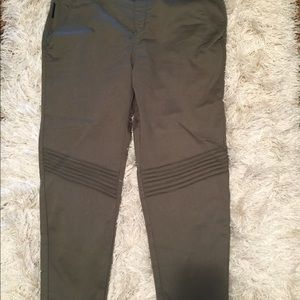 Levi’s denizen skinny jeans.